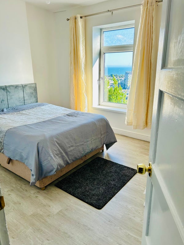 Bright Room with Stunning City Centre Views - View 4