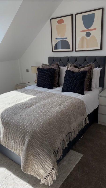 Photo 1: Bedroom 