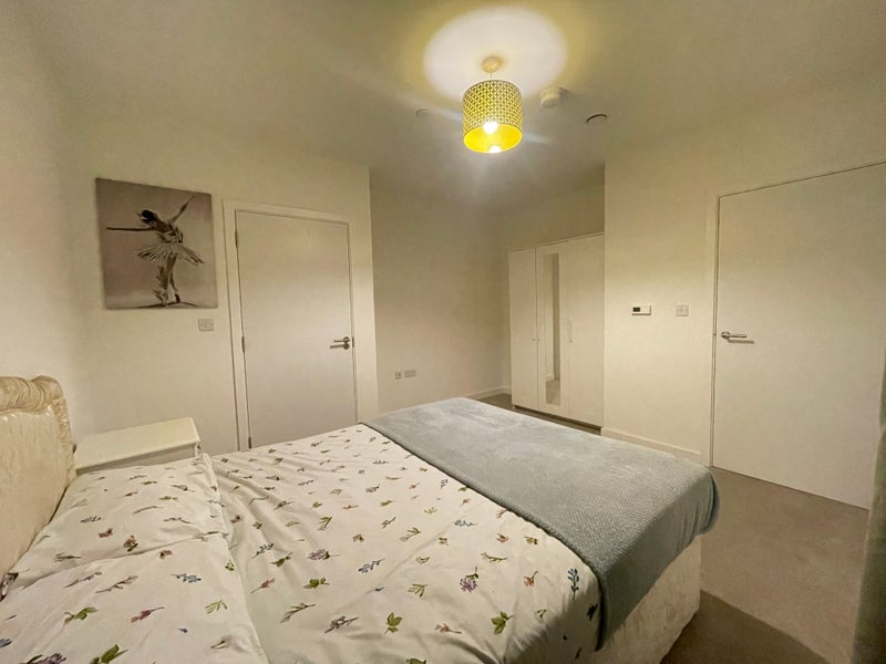 Photo 1: En-Suite Bedroom