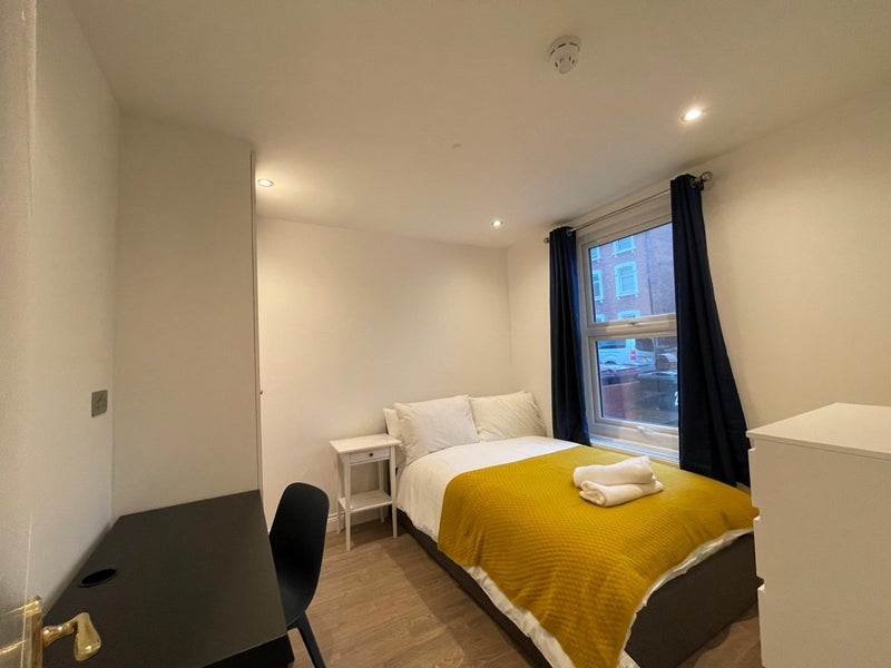 Photo 1: Bedroom 1