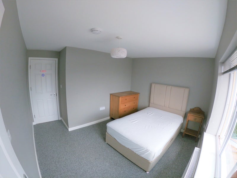 Photo 1: Spacious double room with walk in wardrobe