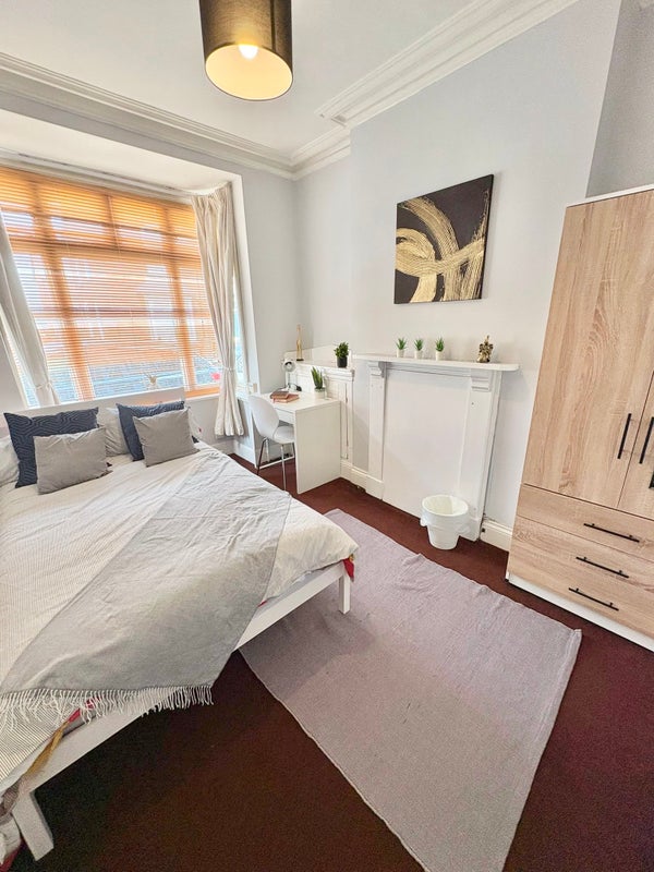 Photo 1: Bedroom 1