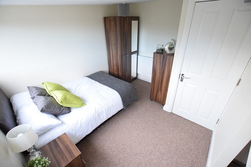 Photo 1: BEDROOM 5