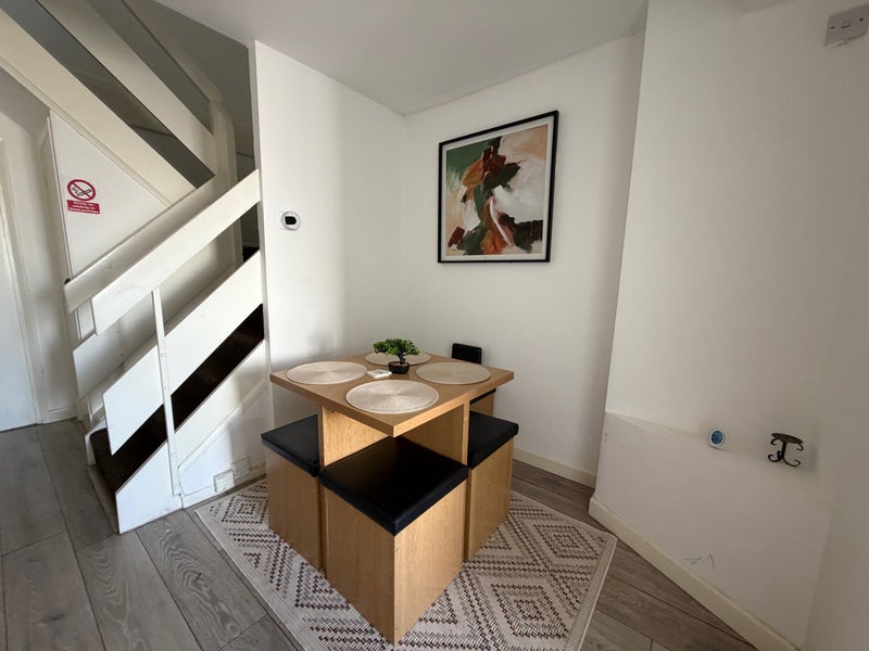 SS141UH Lovely large room in house, Basildon