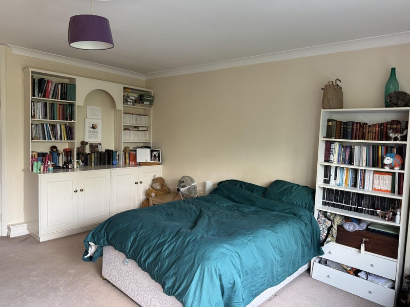 Photo 1: Room/Bed