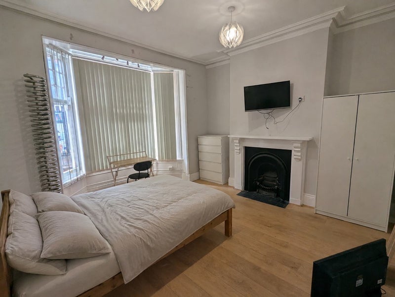Photo 1: bedroom 1