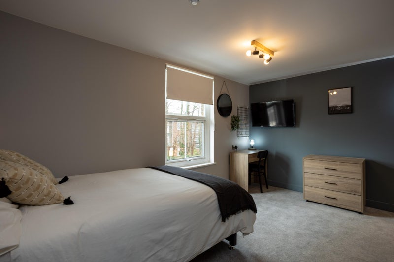 Photo 1: Room 4