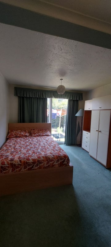 Photo 1: Spacious master bedroom available for couple or singles for single rent 800 and for couple or 2 pers