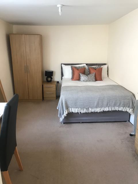 Photo 1: Large Double Ensuite Room