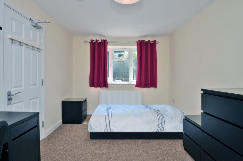Photo 1: ROOM 1 - Available 1-Sep-26 Big Double Ensuite Room on Ground Floor