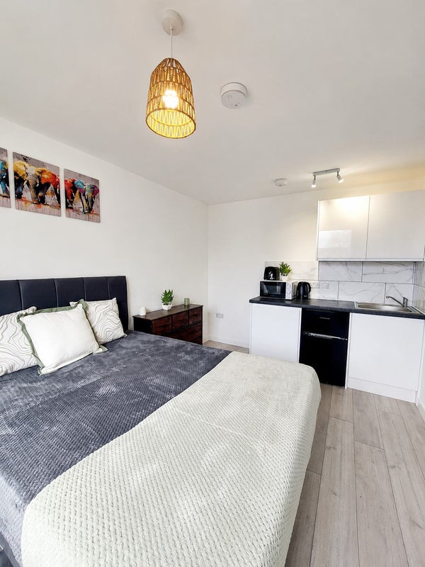 Photo 1: Room 1