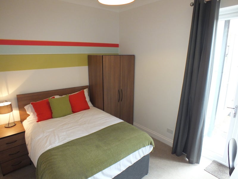 Photo 1: Room 2 (available 03/10)