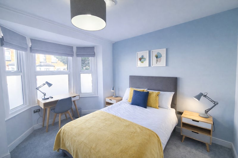 Photo 1: Room 1 (available 25/09)
