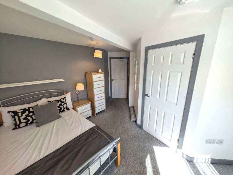 Photo 1: Room 3 En Suite