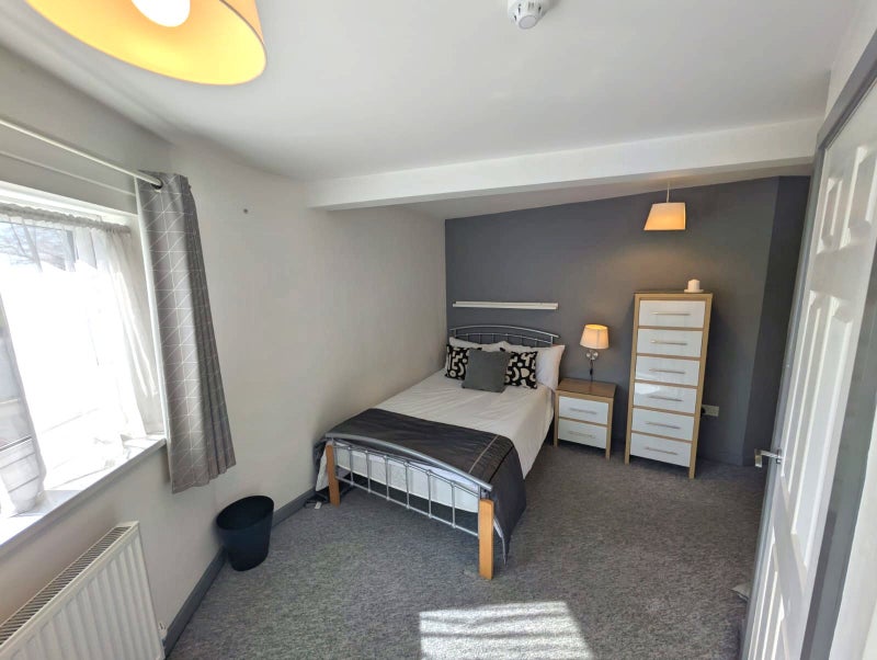 Photo 1: Room 3 En Suite