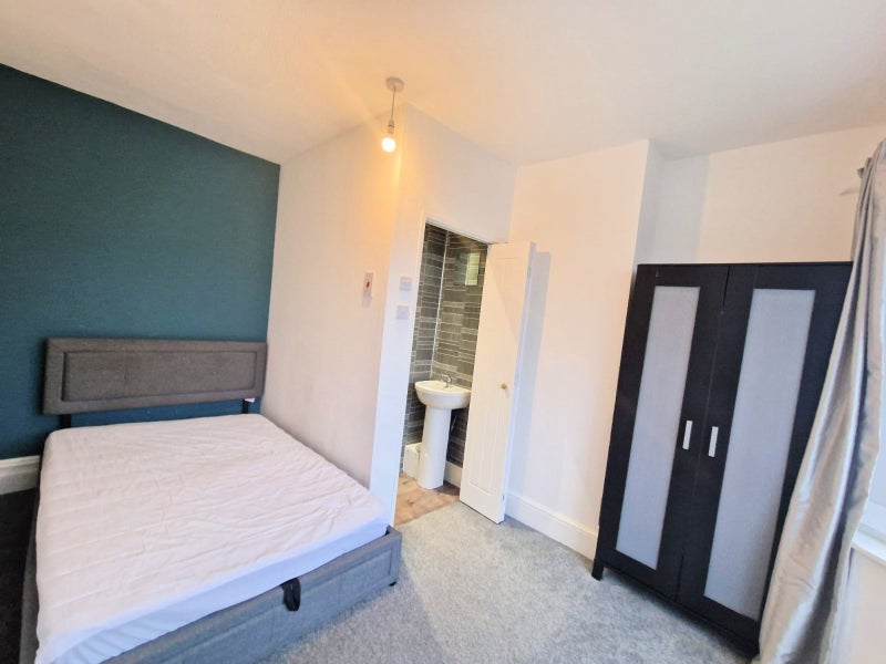 Photo 1: Room 1 En Suite