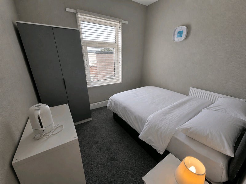Photo 1: Bedroom 2