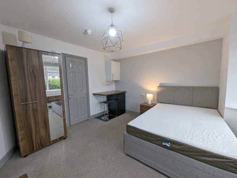 Photo 1: Room 1 En Suite