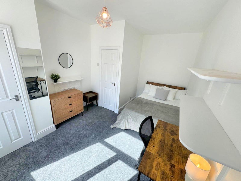 Photo 1: Room 3 En Suite