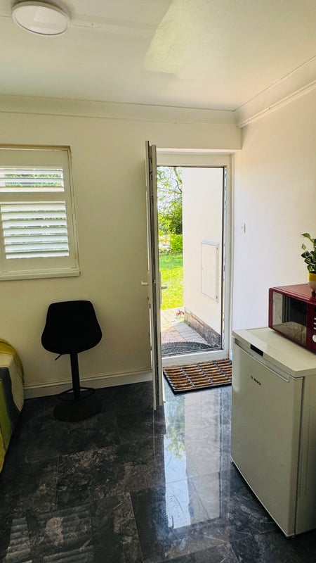 Self-contained Annexe with own entrance, Tilehurst