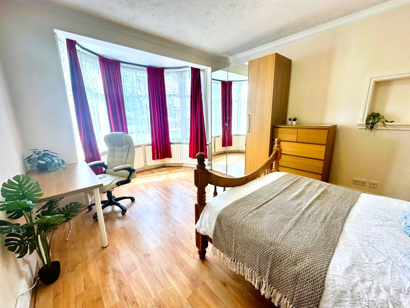 Photo 1: Room 1