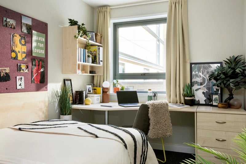 Photo 1: Double ensuite with lots of light