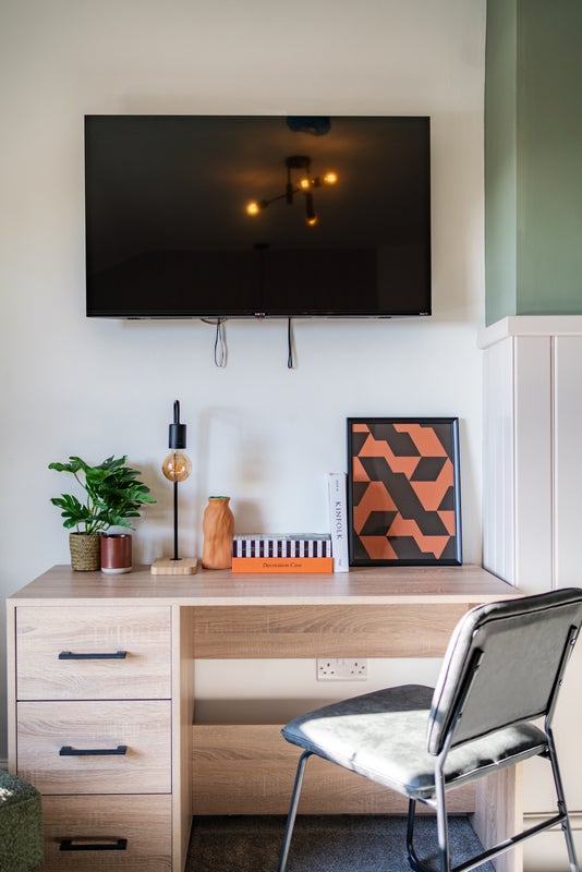 ð« Large Studio w/ Ensuite - Best Location ð« - View 4