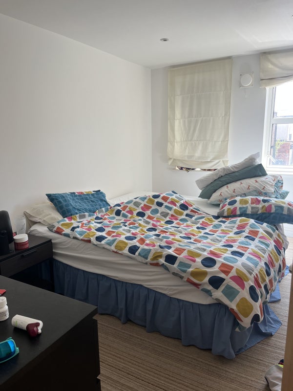 Photo 1: Double bedroom