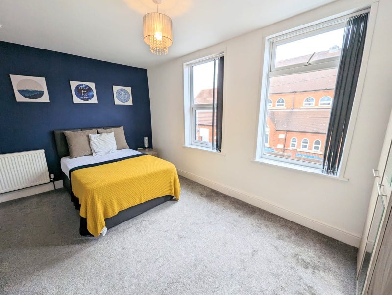 Photo 1: Room 3 En Suite