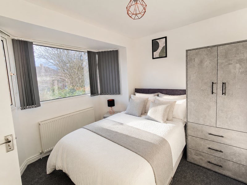 Photo 1: Room 3 En Suite