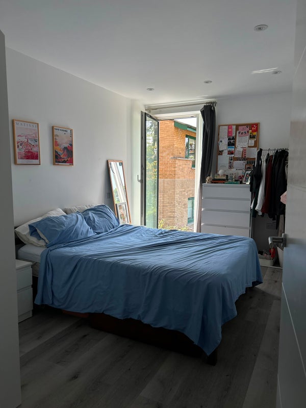 Photo 1: Spacious Double Room with Queen Size Bed 