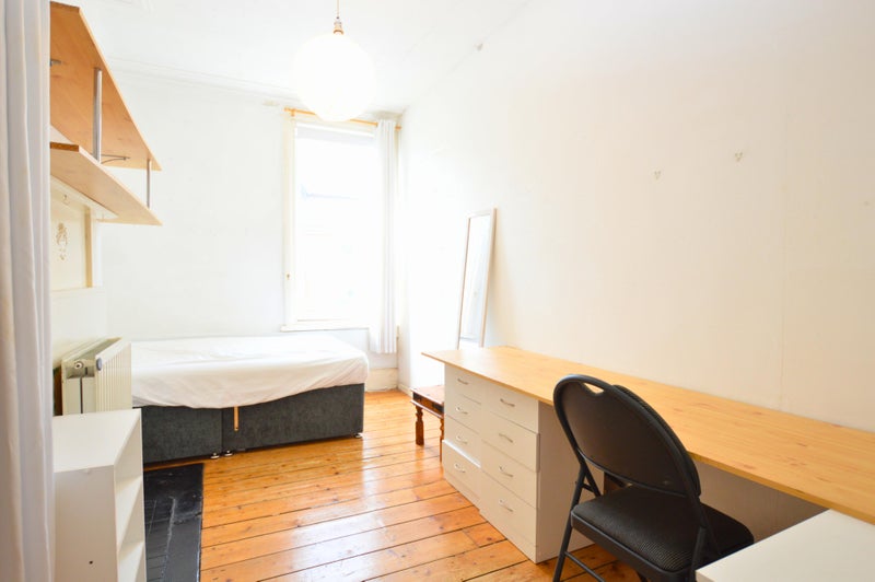 Apartment in Leeds, Woodhouse, West Yorkshire - View 4