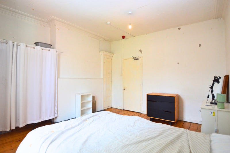 Apartment in Leeds, Woodhouse, West Yorkshire - View 2