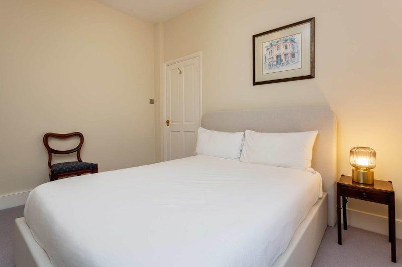 Photo 1: Bedroom