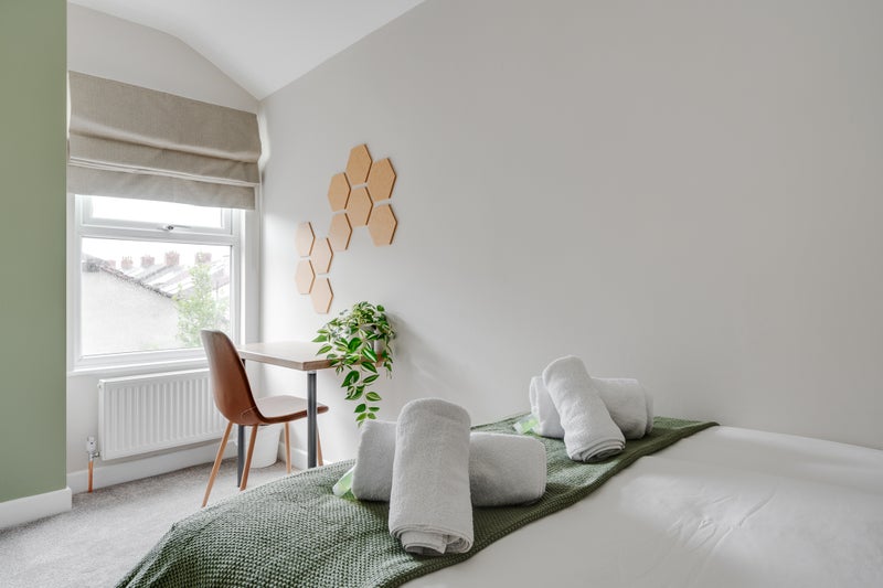 Photo 1: Bedroom 3
