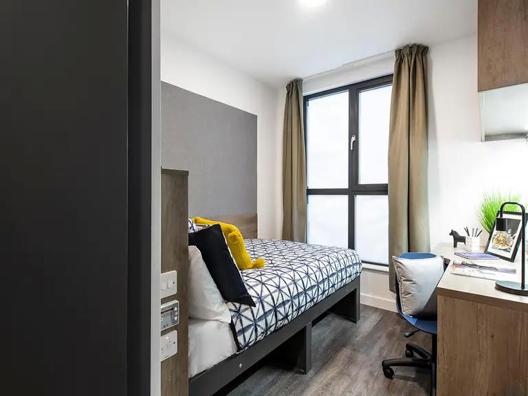 Photo 1: room
