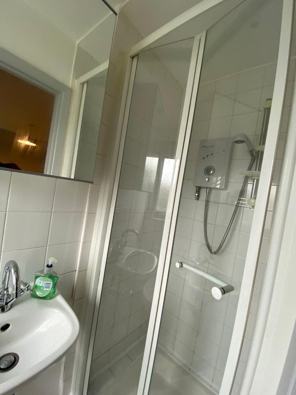 Fantastic spacious studio near tube station. - View 2