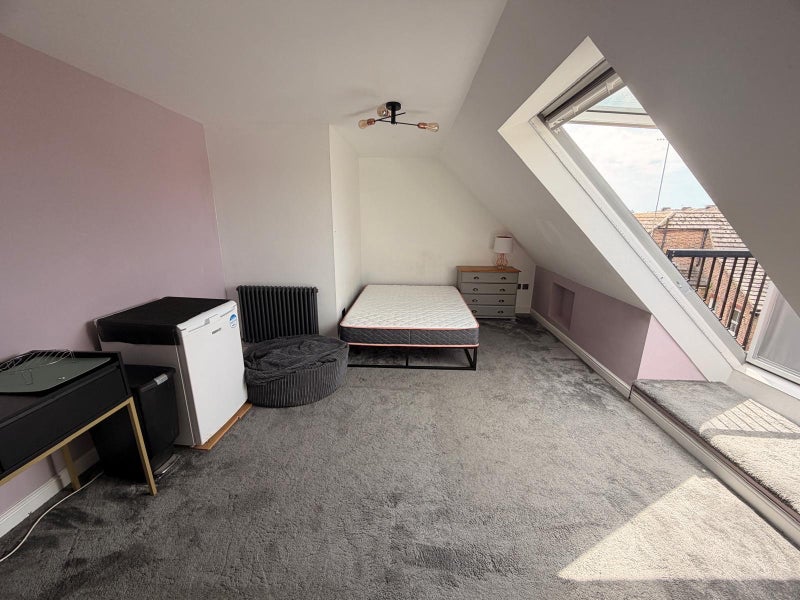 2 large rooms one en-suite