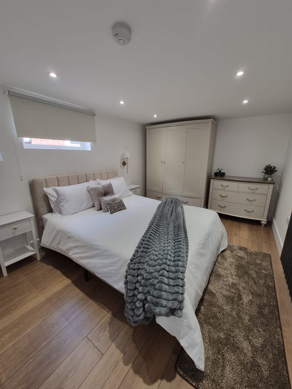 Photo 1: Bedroom