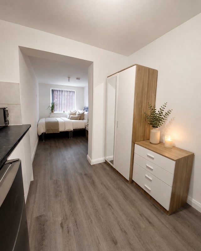 Photo 1: Room 1