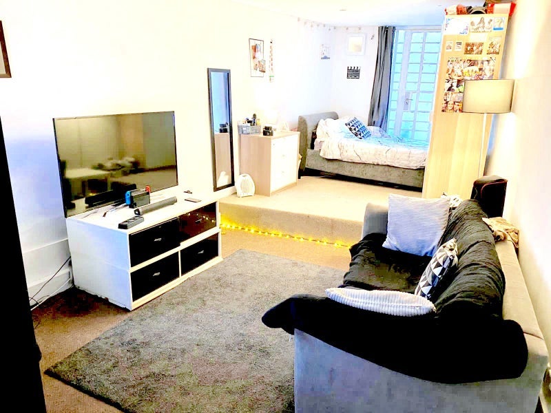 Photo 1: Room 1
