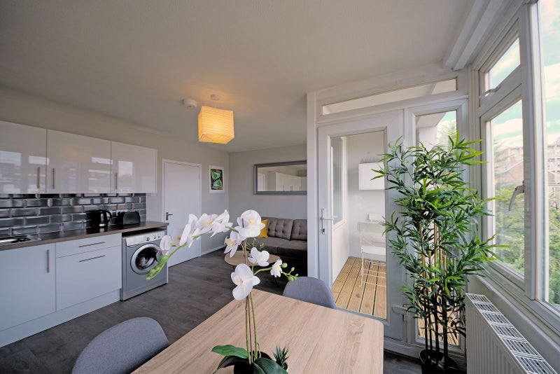 Photo 1: Kitchen Diner