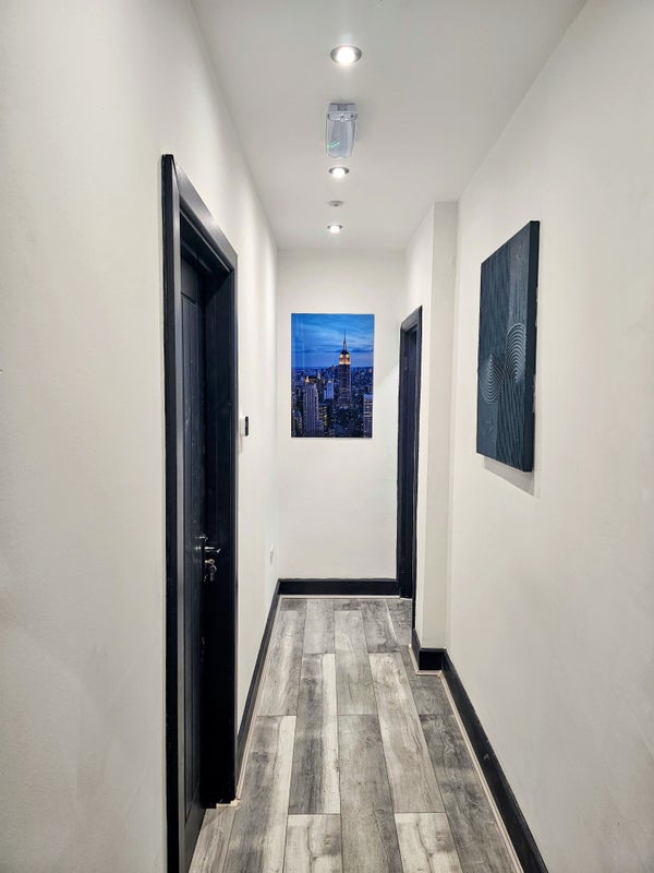 Photo 1: Entrance hallway