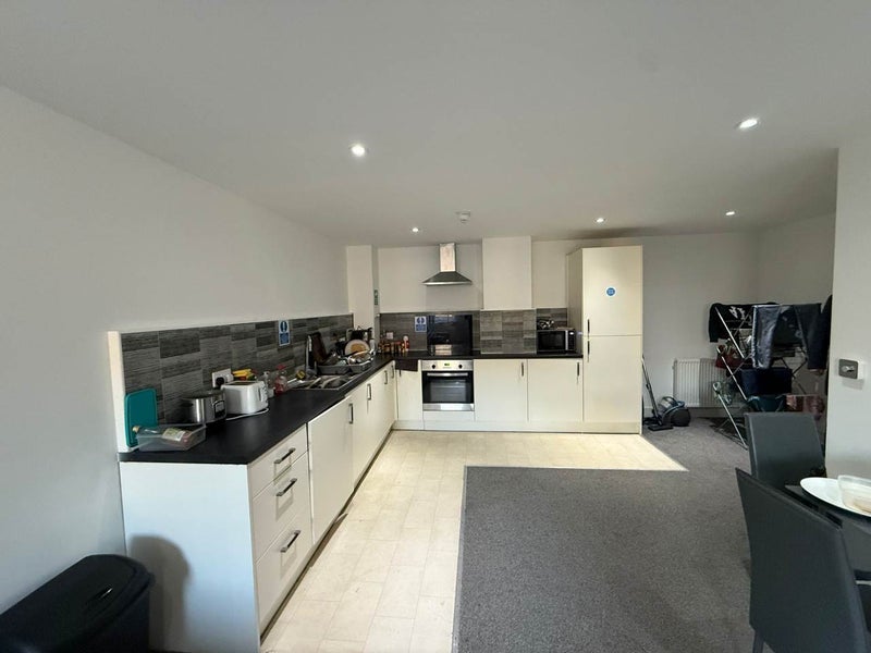 Bright & modern flat in convenient location - View 4