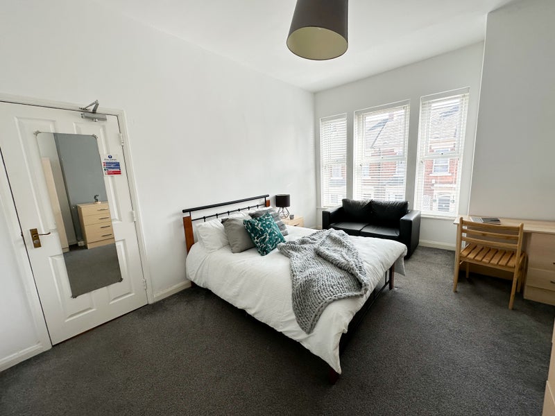 Photo 1: Room 4