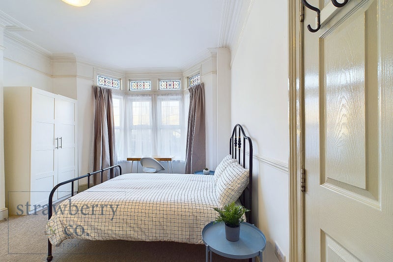 Photo 1: Room 5