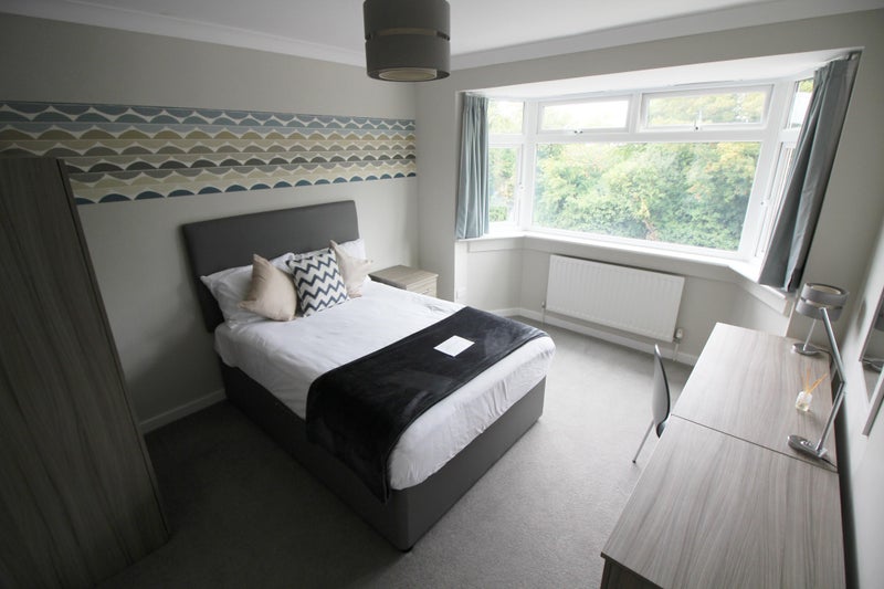 Photo 1: Room 6 (available 02/10)