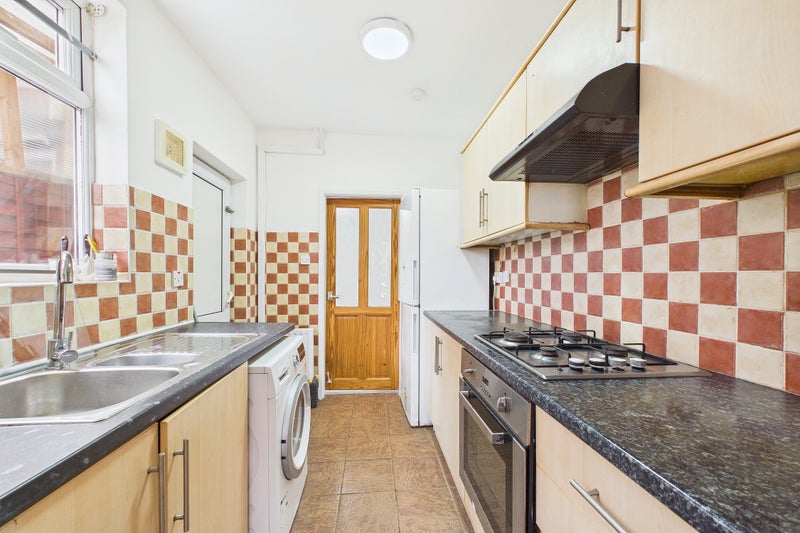Photo 1: Kitchen 