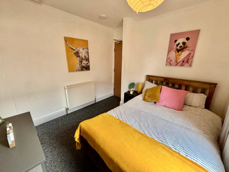 Photo 1: ROOM 5