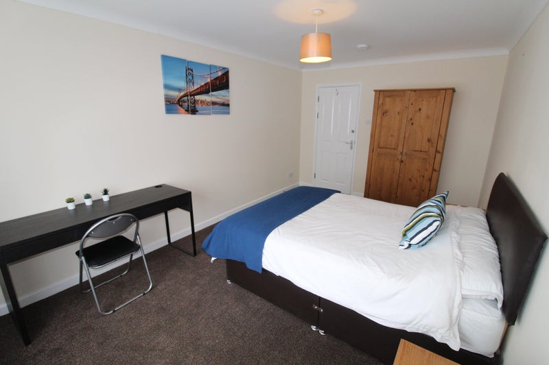 Photo 1: Very Large Double Bedroom